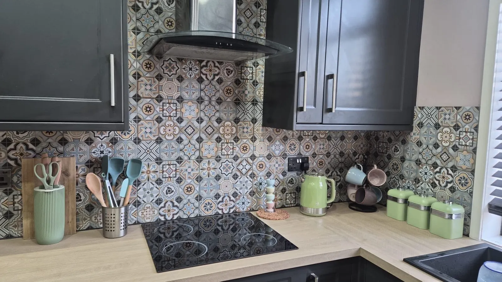 Kitchen splashback tiling, tiling by Design Built Right in Selby
